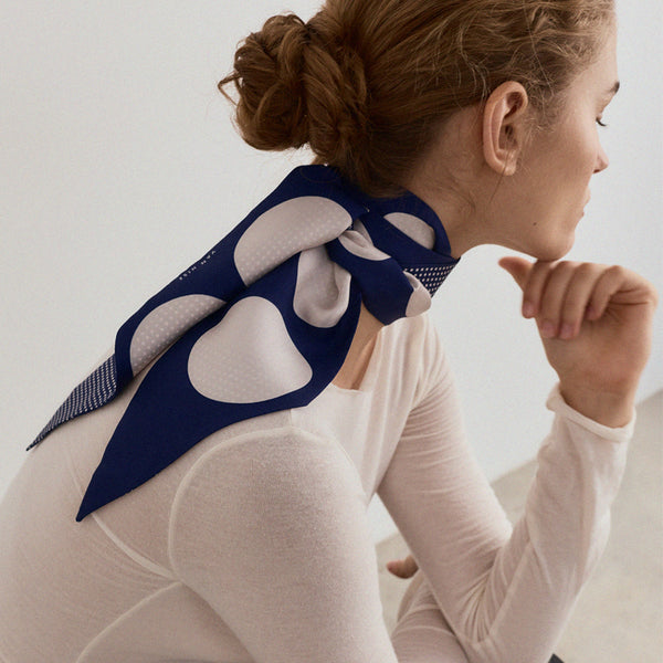 The LOLA Silk Scarf azul noche