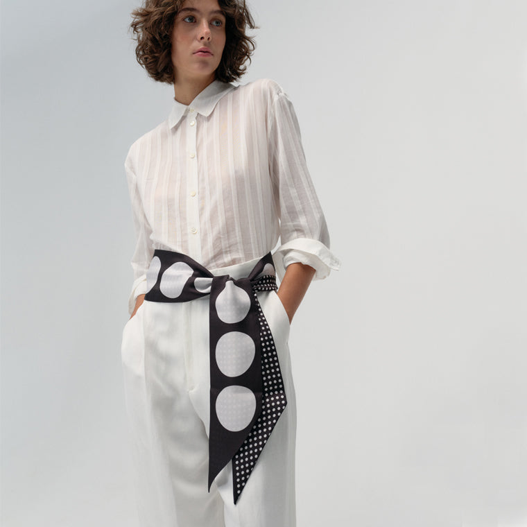The LOLA Silk Scarf black